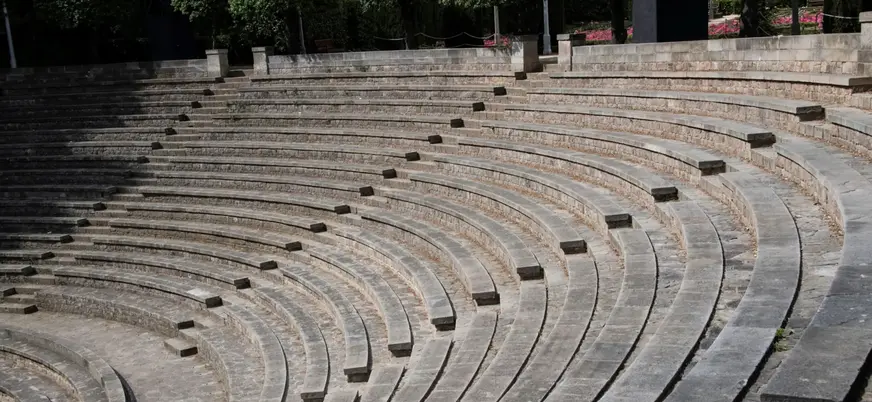 Gradas de piedra del Teatre Grec en los jardines de Montjuïc, Barcelona