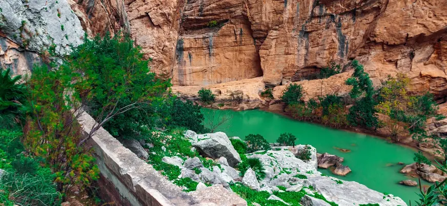 Río rodeado de paredes rocosas en el Caminito del Rey