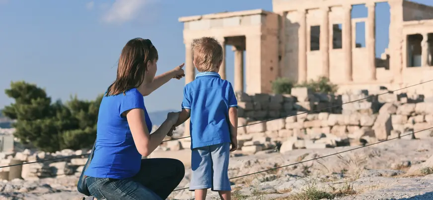 Familia observando el Erecteón en la Acrópolis de Atenas, Grecia