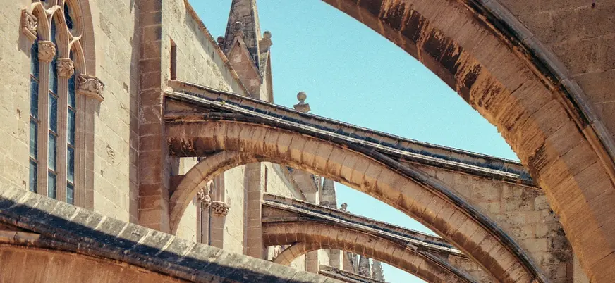 Arcos botantes en el exterior de la Catedral de Palma