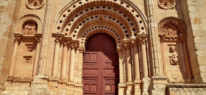 Portadas de estilo románico de la Iglesia de Santa María Magdalena en Zamora, con arco de arquivoltas talladas.