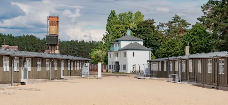 Vista general del campo de concentración de Sachsenhausen con torre y barracones