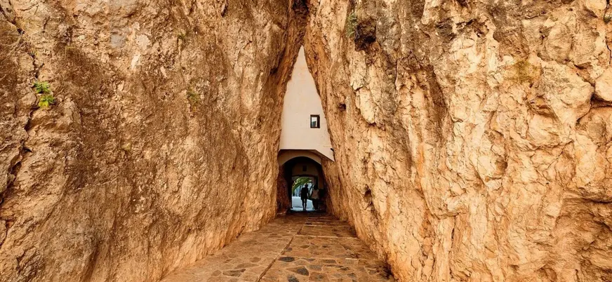 Túnel de entrada excavado en la roca hacia el pueblo de Guadalest, Alicante