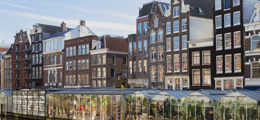 Mercado de flores de Ámsterdam junto a los canales y casas típicas neerlandesas