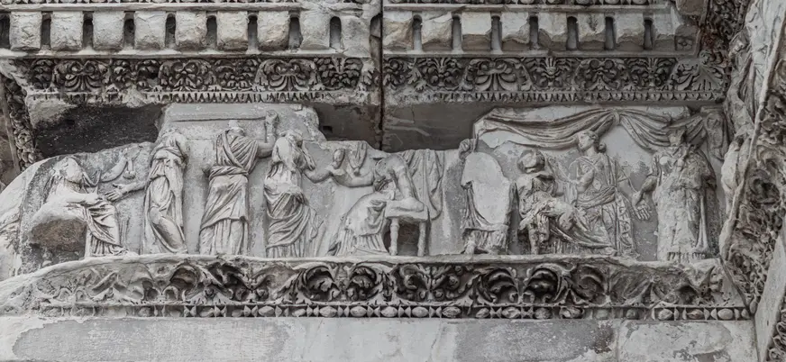 Bajorrelieve del Templo de Minerva en Roma con figuras clásicas esculpidas en piedra