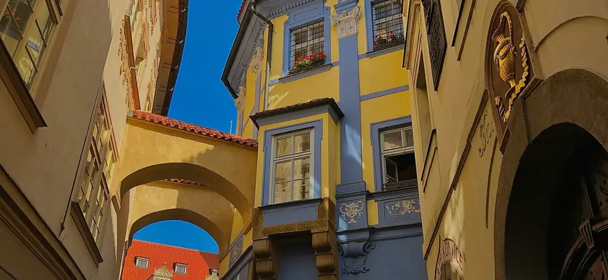 Calle del Barrio Judío con fachadas históricas en Praga, República Checa