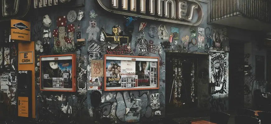 Fachada del cine Intimes cubierta de arte urbano y pegatinas en Berlín