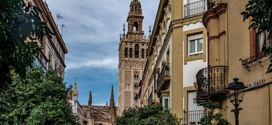 Calle Mateos Gago con vista a la Giralda y la Catedral de Sevilla