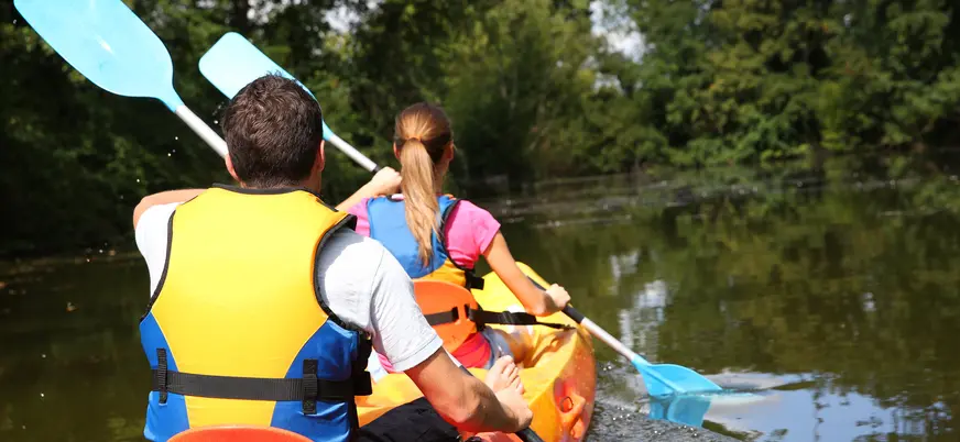Pareja de jóvenes realizando el descenso del Sella desde Ribadesella