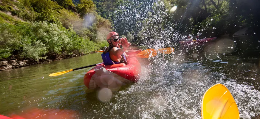 Personas disfrutando del descenso del Sella, Asturias
