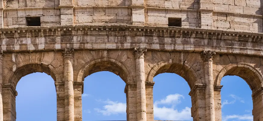 Detalle de los arcos y columnas del Coliseo de Roma