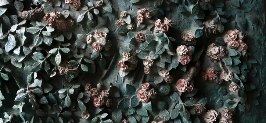 Relieve floral con hojas y rosas en la fachada de la Sagrada Familia de Barcelona