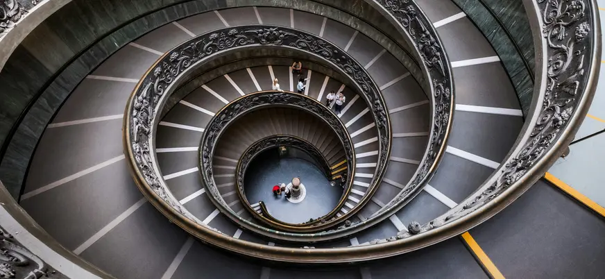 Escalera helicoidal de los Museos Vaticanos vista desde arriba, en Roma.