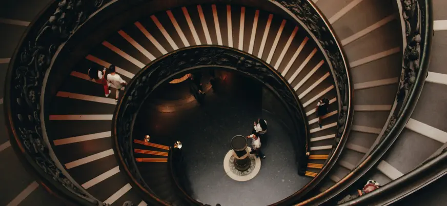 Escalera helicoidal de los Museos Vaticanos vista desde arriba, en Roma.