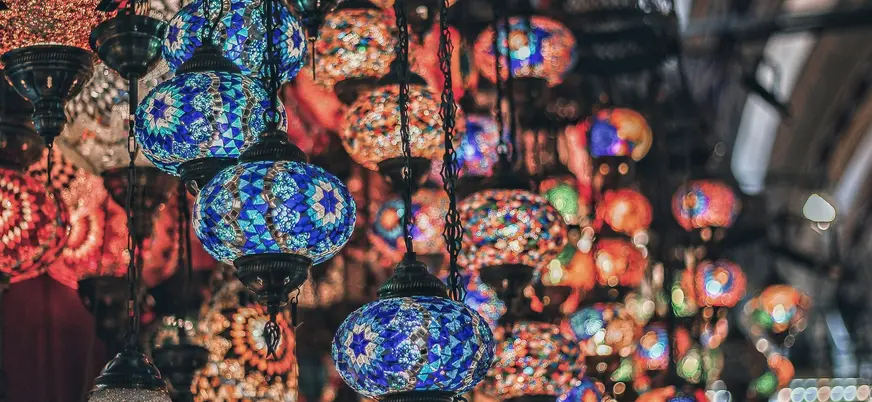 Lámparas turcas de colores en el Gran Bazar de Estambul, Turquía
