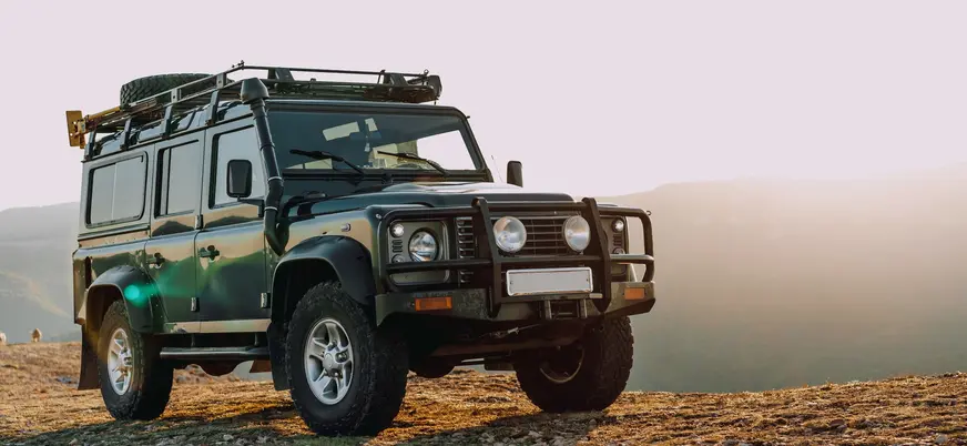 Vehículo todoterreno 4x4 estacionado en un mirador de los Picos de Europa