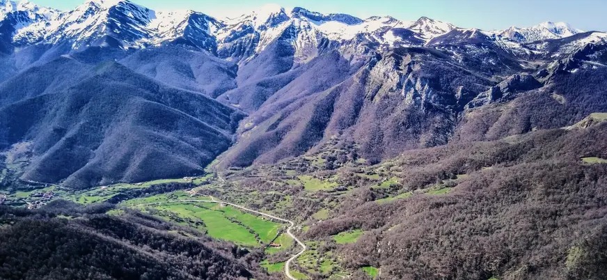 Valle verde de Liébana con los los Picos de Europa al fondo