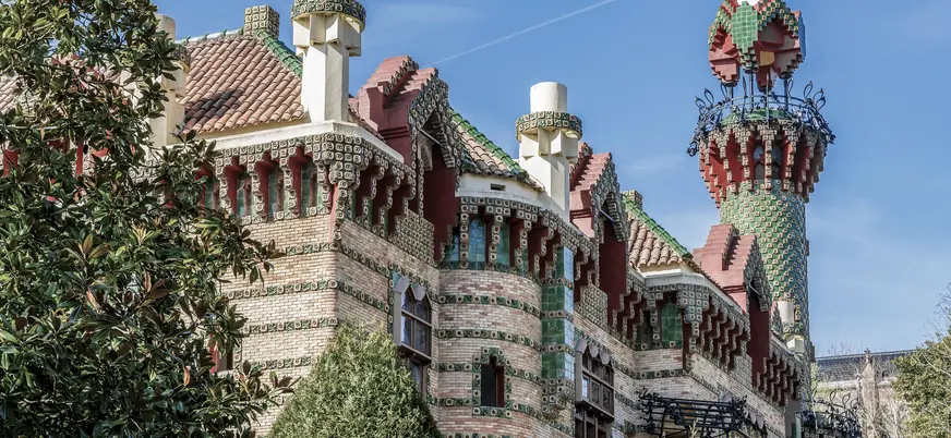 Fachada modernista de El Capricho de Gaudí en Comillas
