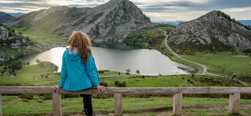 Mujer contemplando el lago Enol desde el mirador de los Lagos de Covadonga