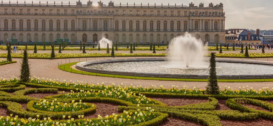 alacio de Versalles en Francia, famoso por su arquitectura opulenta y jardines extensos.