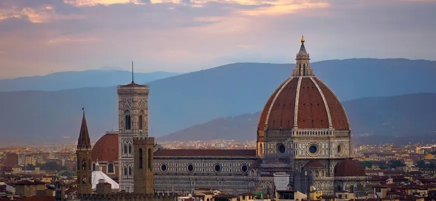 Catedral de Florencia con la cúpula de Brunelleschi al atardecer.