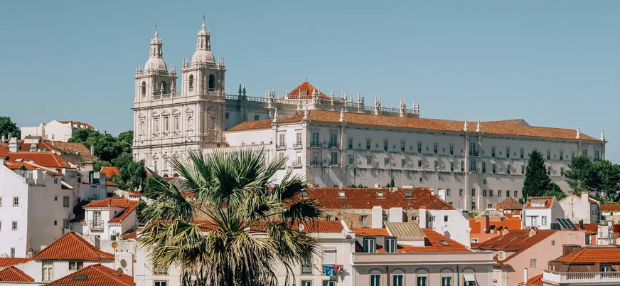 Vista del Monasterio de São Vicente de Fora sobre los tejados del barrio de Alfama.
