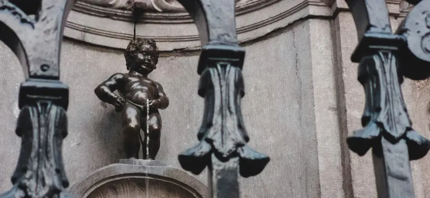 Estatua de bronce del Manneken Pis en Bruselas