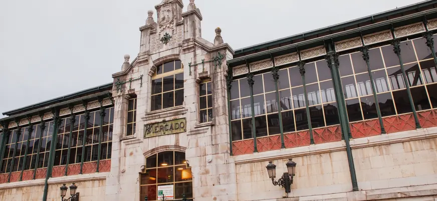 Fachada modernista del Mercado de la Esperanza en Santander