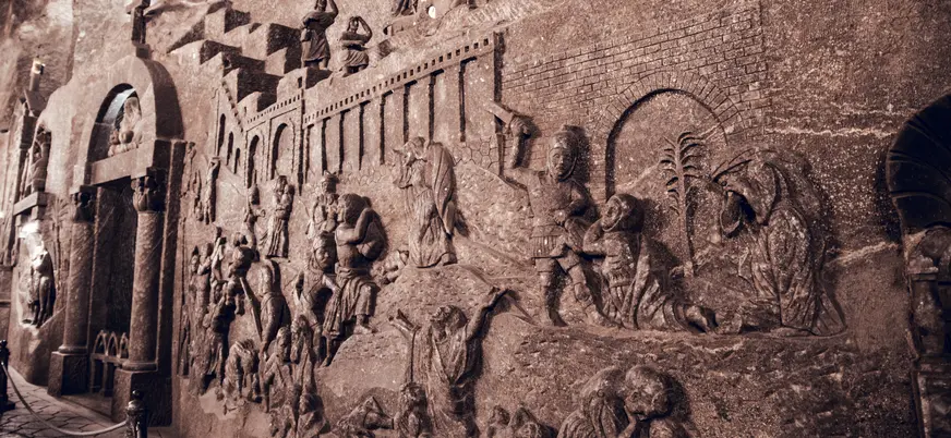 Relieve tallado en sal en la capilla subterránea de Wieliczka, Polonia