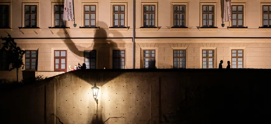 Sombras proyectadas en un muro nocturno en Praga, República Checa