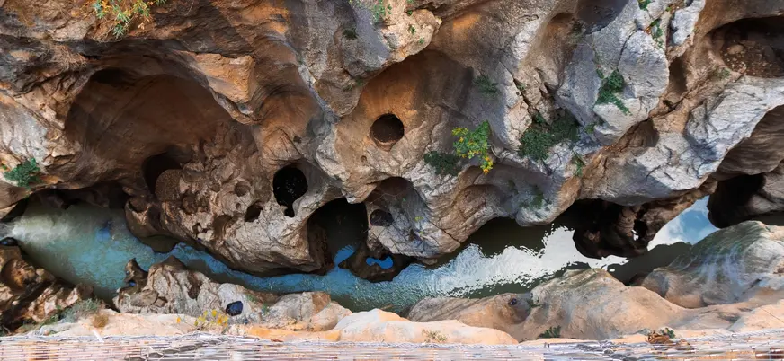 Vista aérea de las pozas y el río en el desfiladero del Caminito del Rey
