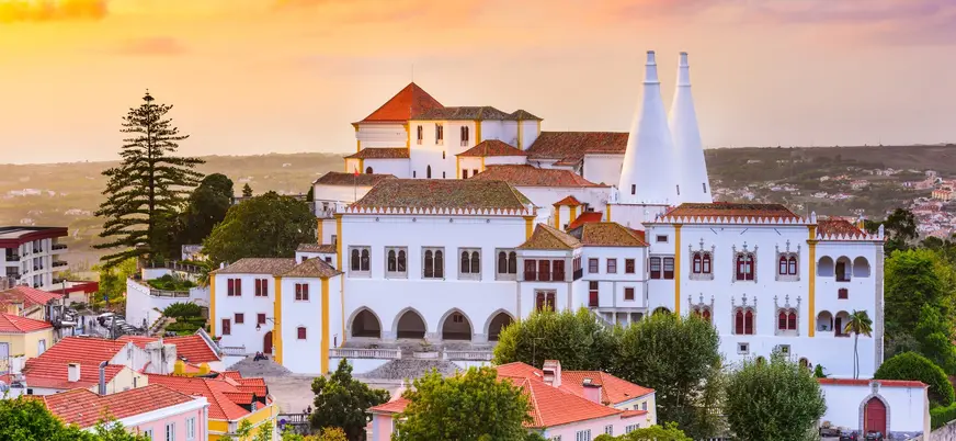 Vista del Palacio Nacional de Sintra al atardecer en el centro histórico de Sintra