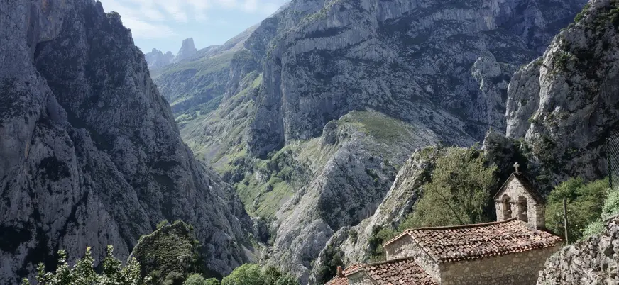 Vista de las casas de Bulnes y el desfiladero de los Picos de Europa, Asturias, con un pequeño campanario.