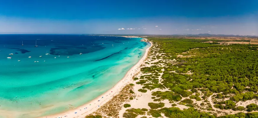 Vista aérea de la extensa Playa de Es Trenc en Mallorca
