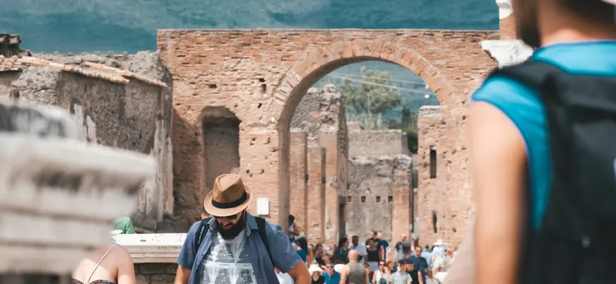 Turistas visitando el yacimiento arqueológico de Pompeya