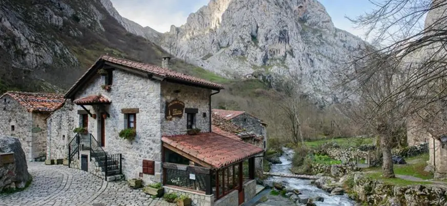 Pueblo de Bulnes junto al río en Picos de Europa, Asturias