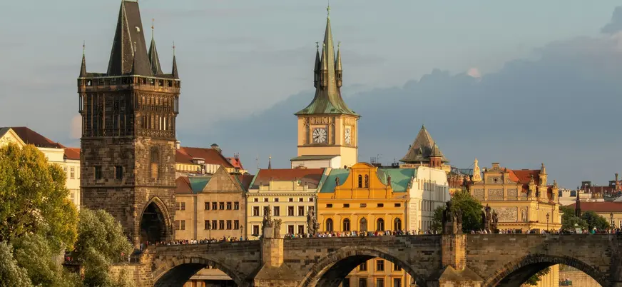 Torre del Puente de la Ciudad Vieja y el Puente de Carlos sobre el río Moldava en Praga.