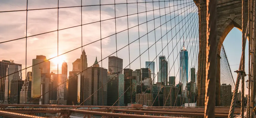 Puente de Brooklyn al atardecer con skyline de Manhattan, Nueva York, Estados Unidos