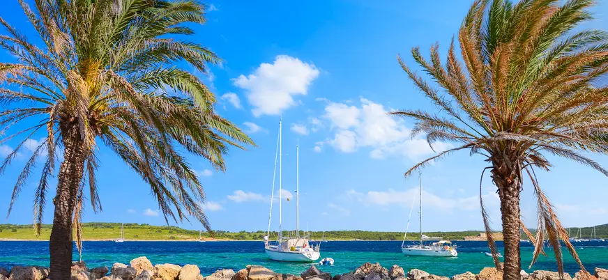Paseo marítimo en Cala Fornells, Mallorca