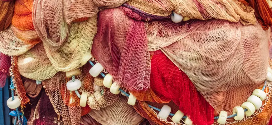 Redes de pesca de colores apiladas en el puerto Bermeo, País Vasco