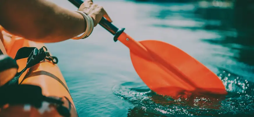 Primer plano de un remo de una persona en kayak
