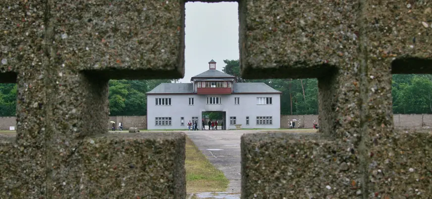Vista del edificio de entrada al campo de concentración de Sachsenhausen tras un muro
