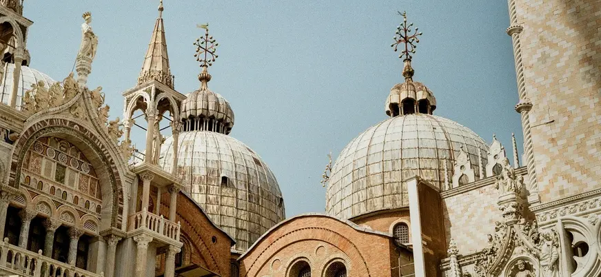 Cúpulas y fachada de la Basílica de San Marcos en Venecia