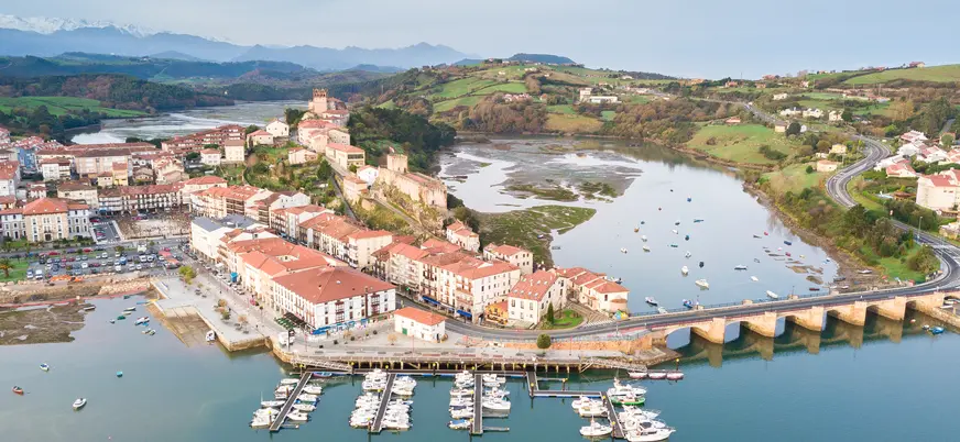 Vista aérea de San Vicente de la Barquera con su puerto y los Picos de Europa