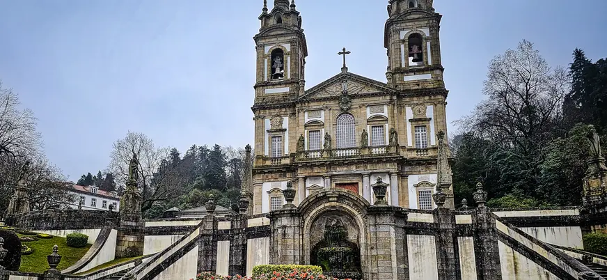 Santuario do Bom Jesus en Braga con su fachada barroca y escaleras monumentales