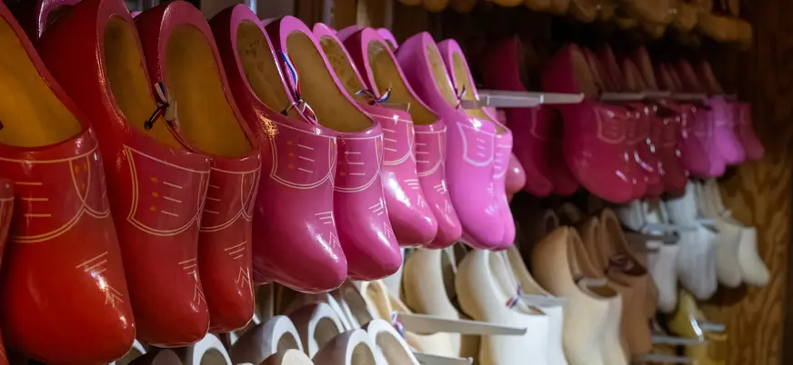 Zuecos holandeses de colores expuestos en un taller tradicional.