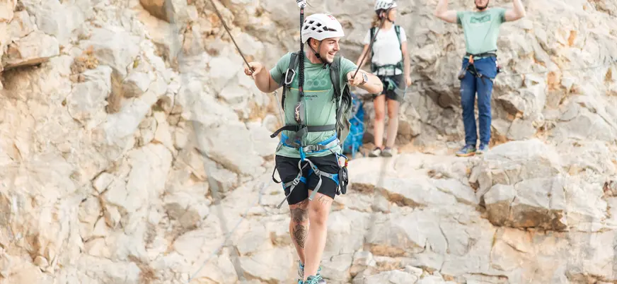 Joven cruzando puente en la vía ferrata Caminito del Rey, El Chorro.