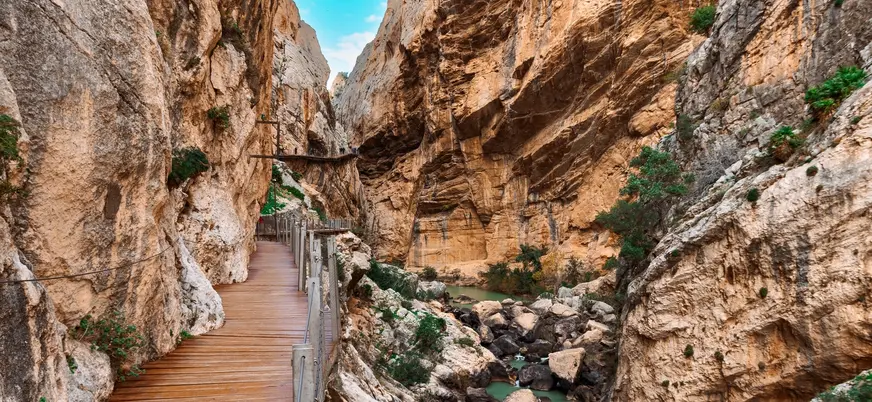 Sendero de madera recorriendo el interior del desfiladero en el Caminito del Rey.