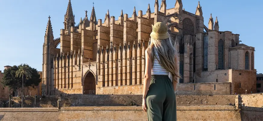 Mujer contemplando la Catedral de Palma de Mallorca