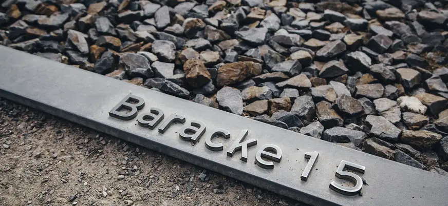 Placa metálica en el suelo con la inscripción 'Baracke 15' en Sachsenhausen